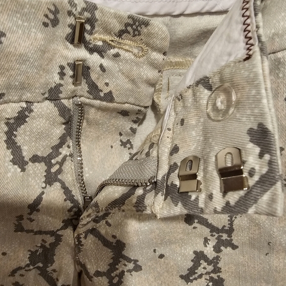 Dear John Size 31 Dress Shorts White/Grey snake print pattern like. - Picture 6 of 6